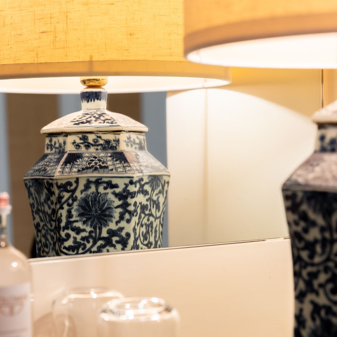 Dettaglio d'arredo: ceramiche e tessuti nelle camere del California Park Hotel