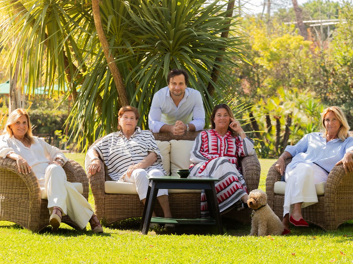 La famiglia Viacava riunita nel parco del California Park Hotel